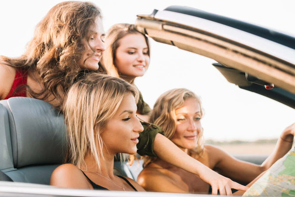 גג נפתח לרכב מאמר young-women-looking-map-car