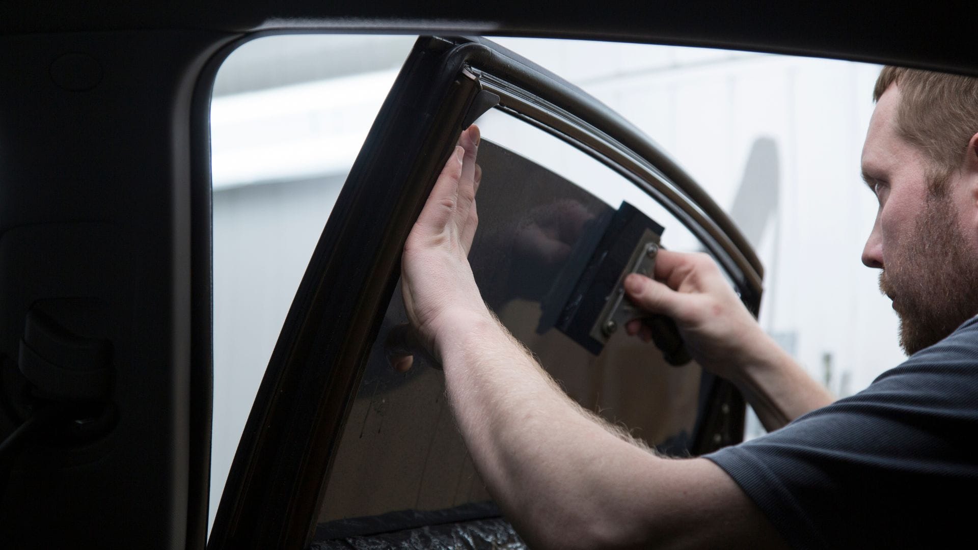 מנגנון חלון חשמלי לרכב